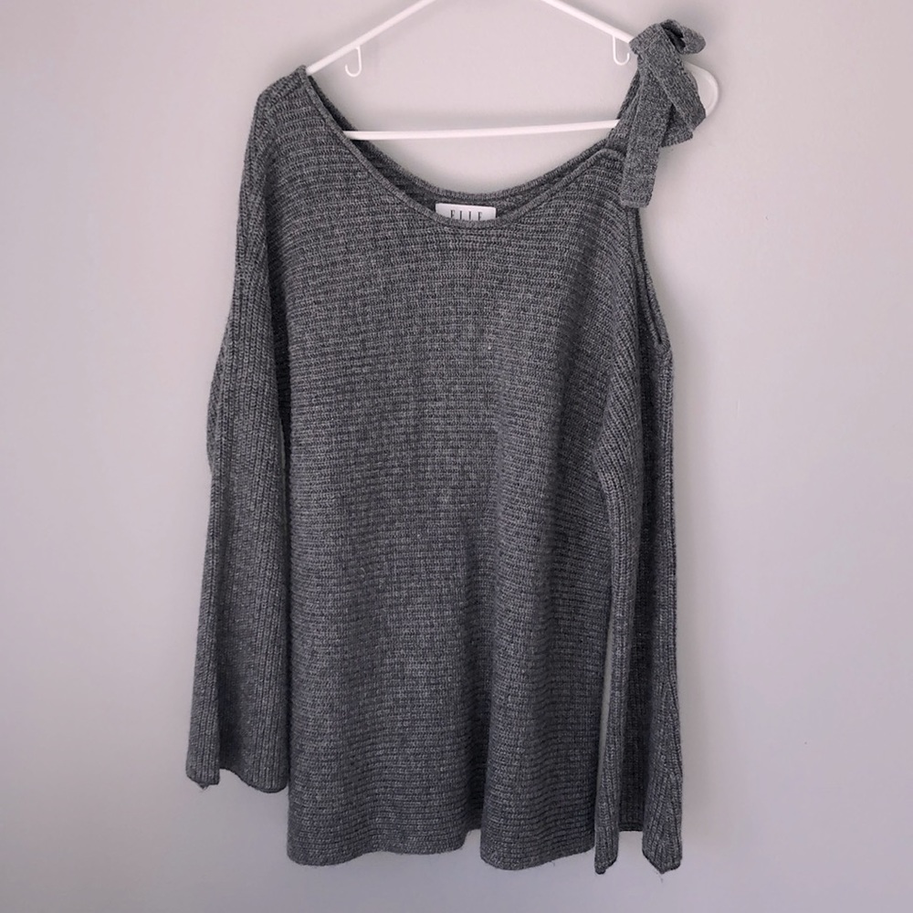 Elle cold shoulder sweater size M